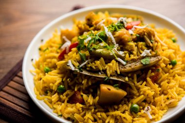 Masala pirinç veya masale bhat - baharatlı sebze kızarmış pilav / biryani veya Pulav genellikle sırasında yapılan düğün durumlarda maharashtra, Hindistan