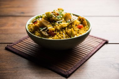 Masala pirinç veya masale bhat - baharatlı sebze kızarmış pilav / biryani veya Pulav genellikle sırasında yapılan düğün durumlarda maharashtra, Hindistan