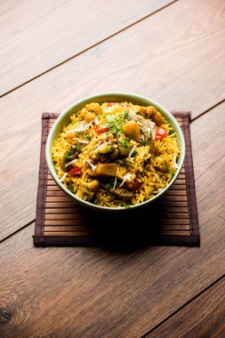 Masala pirinç veya masale bhat - baharatlı sebze kızarmış pilav / biryani veya Pulav genellikle sırasında yapılan düğün durumlarda maharashtra, Hindistan