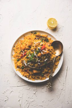 Masala pirinç veya masale bhat - baharatlı sebze kızarmış pilav / biryani veya Pulav genellikle sırasında yapılan düğün durumlarda maharashtra, Hindistan