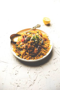 Masala pirinç veya masale bhat - baharatlı sebze kızarmış pilav / biryani veya Pulav genellikle sırasında yapılan düğün durumlarda maharashtra, Hindistan