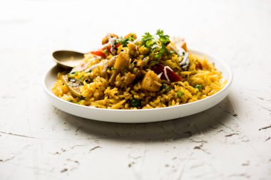 Masala pirinç veya masale bhat - baharatlı sebze kızarmış pilav / biryani veya Pulav genellikle sırasında yapılan düğün durumlarda maharashtra, Hindistan