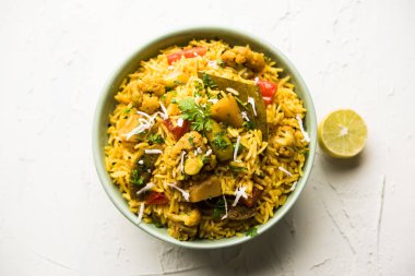 Masala pirinç veya masale bhat - baharatlı sebze kızarmış pilav / biryani veya Pulav genellikle sırasında yapılan düğün durumlarda maharashtra, Hindistan