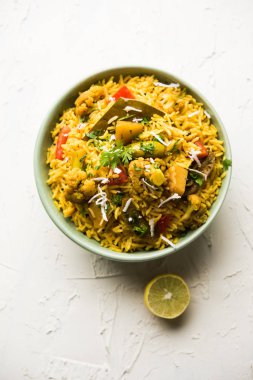 Masala pirinç veya masale bhat - baharatlı sebze kızarmış pilav / biryani veya Pulav genellikle sırasında yapılan düğün durumlarda maharashtra, Hindistan