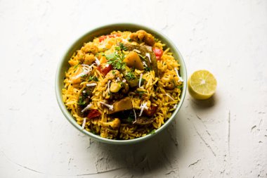 Masala pirinç veya masale bhat - baharatlı sebze kızarmış pilav / biryani veya Pulav genellikle sırasında yapılan düğün durumlarda maharashtra, Hindistan