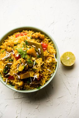 Masala pirinç veya masale bhat - baharatlı sebze kızarmış pilav / biryani veya Pulav genellikle sırasında yapılan düğün durumlarda maharashtra, Hindistan