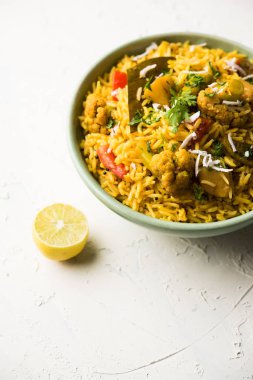 Masala pirinç veya masale bhat - baharatlı sebze kızarmış pilav / biryani veya Pulav genellikle sırasında yapılan düğün durumlarda maharashtra, Hindistan