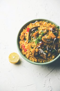 Masala pirinç veya masale bhat - baharatlı sebze kızarmış pilav / biryani veya Pulav genellikle sırasında yapılan düğün durumlarda maharashtra, Hindistan