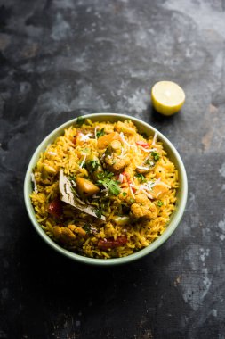 Masala pirinç veya masale bhat - baharatlı sebze kızarmış pilav / biryani veya Pulav genellikle sırasında yapılan düğün durumlarda maharashtra, Hindistan