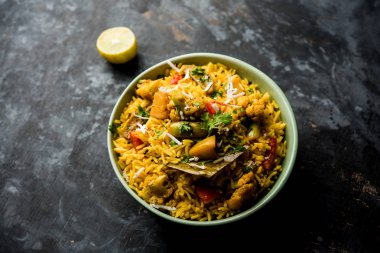 Masala pirinç veya masale bhat - baharatlı sebze kızarmış pilav / biryani veya Pulav genellikle sırasında yapılan düğün durumlarda maharashtra, Hindistan