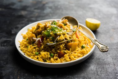 Masala pirinç veya masale bhat - baharatlı sebze kızarmış pilav / biryani veya Pulav genellikle sırasında yapılan düğün durumlarda maharashtra, Hindistan