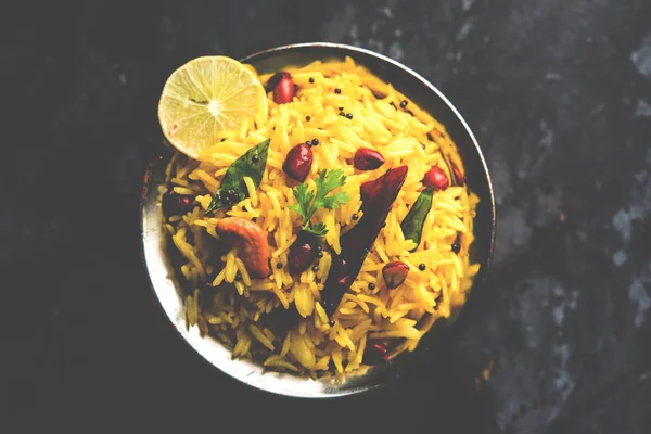 Limon pirinç kalan pirinç süslenmiş fındık köri yaprakları ve limon suyu, seçici odak kullanarak fodnicha bhat denilen bir Güney Hint zerdeçal pirinç veya maharashtrian reçetedir