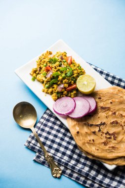 Paneer Bhurji, hafif pütürlü kapış baharatlı ve roti veya laccha paratha, seçici odak ile hizmet
