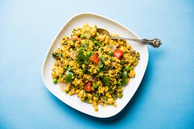 Paneer Bhurji, hafif pütürlü kapış baharatlı ve roti veya laccha paratha, seçici odak ile hizmet