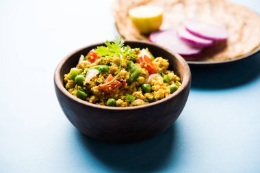 Paneer Bhurji, hafif pütürlü kapış baharatlı ve roti veya laccha paratha, seçici odak ile hizmet