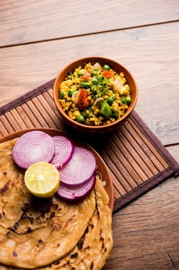 Paneer Bhurji, hafif pütürlü kapış baharatlı ve roti veya laccha paratha, seçici odak ile hizmet