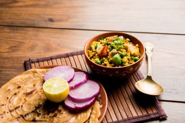 Paneer Bhurji, hafif pütürlü kapış baharatlı ve roti veya laccha paratha, seçici odak ile hizmet