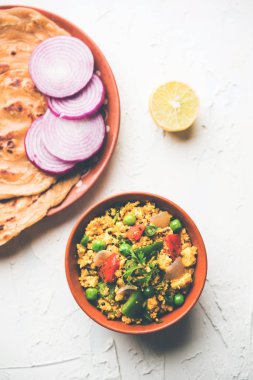 Paneer Bhurji, hafif pütürlü kapış baharatlı ve roti veya laccha paratha, seçici odak ile hizmet