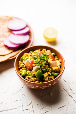 Paneer Bhurji, hafif pütürlü kapış baharatlı ve roti veya laccha paratha, seçici odak ile hizmet