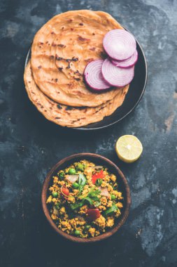 Paneer Bhurji, hafif pütürlü kapış baharatlı ve roti veya laccha paratha, seçici odak ile hizmet