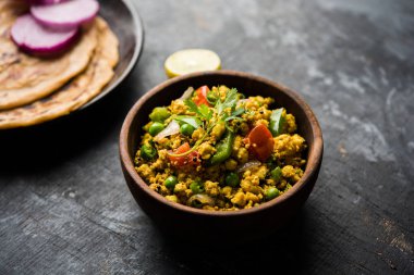 Paneer Bhurji, hafif pütürlü kapış baharatlı ve roti veya laccha paratha, seçici odak ile hizmet
