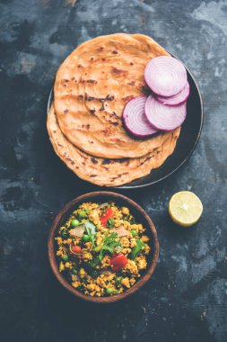 Paneer Bhurji, hafif pütürlü kapış baharatlı ve roti veya laccha paratha, seçici odak ile hizmet