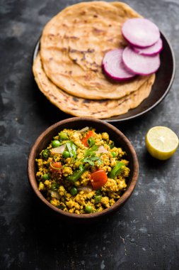 Paneer Bhurji, hafif pütürlü kapış baharatlı ve roti veya laccha paratha, seçici odak ile hizmet