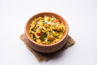 Masala pirinç veya masale bhat - baharatlı sebze kızarmış pilav / biryani veya Pulav genellikle sırasında yapılan düğün durumlarda maharashtra, Hindistan