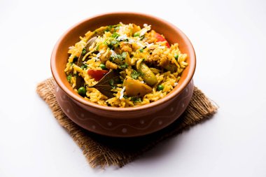 Masala pirinç veya masale bhat - baharatlı sebze kızarmış pilav / biryani veya Pulav genellikle sırasında yapılan düğün durumlarda maharashtra, Hindistan