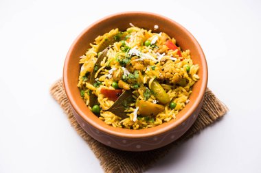 Masala pirinç veya masale bhat - baharatlı sebze kızarmış pilav / biryani veya Pulav genellikle sırasında yapılan düğün durumlarda maharashtra, Hindistan