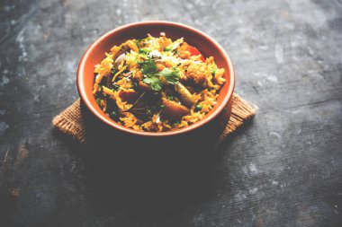 Masala pirinç veya masale bhat - baharatlı sebze kızarmış pilav / biryani veya Pulav genellikle sırasında yapılan düğün durumlarda maharashtra, Hindistan