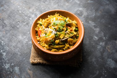 Masala pirinç veya masale bhat - baharatlı sebze kızarmış pilav / biryani veya Pulav genellikle sırasında yapılan düğün durumlarda maharashtra, Hindistan