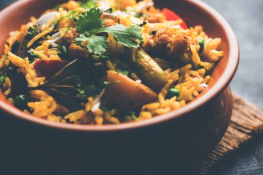 Masala pirinç veya masale bhat - baharatlı sebze kızarmış pilav / biryani veya Pulav genellikle sırasında yapılan düğün durumlarda maharashtra, Hindistan