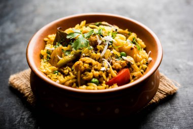 Masala pirinç veya masale bhat - baharatlı sebze kızarmış pilav / biryani veya Pulav genellikle sırasında yapılan düğün durumlarda maharashtra, Hindistan
