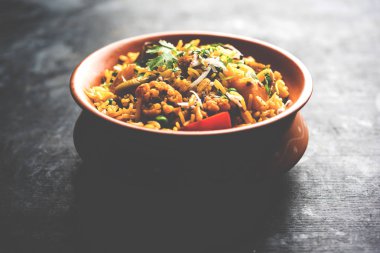 Masala pirinç veya masale bhat - baharatlı sebze kızarmış pilav / biryani veya Pulav genellikle sırasında yapılan düğün durumlarda maharashtra, Hindistan