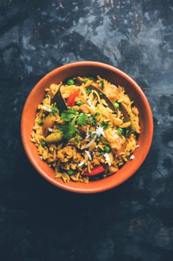 Masala pirinç veya masale bhat - baharatlı sebze kızarmış pilav / biryani veya Pulav genellikle sırasında yapılan düğün durumlarda maharashtra, Hindistan
