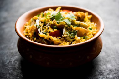 Masala pirinç veya masale bhat - baharatlı sebze kızarmış pilav / biryani veya Pulav genellikle sırasında yapılan düğün durumlarda maharashtra, Hindistan