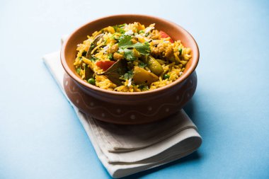 Masala pirinç veya masale bhat - baharatlı sebze kızarmış pilav / biryani veya Pulav genellikle sırasında yapılan düğün durumlarda maharashtra, Hindistan