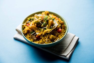 Masala pirinç veya masale bhat - baharatlı sebze kızarmış pilav / biryani veya Pulav genellikle sırasında yapılan düğün durumlarda maharashtra, Hindistan