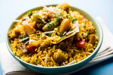 Masala pirinç veya masale bhat - baharatlı sebze kızarmış pilav / biryani veya Pulav genellikle sırasında yapılan düğün durumlarda maharashtra, Hindistan