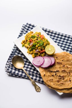 Paneer Bhurji, hafif pütürlü kapış baharatlı ve roti veya laccha paratha, seçici odak ile hizmet