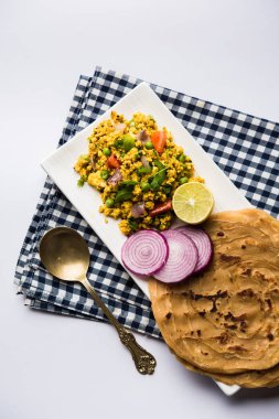 Paneer Bhurji, hafif pütürlü kapış baharatlı ve roti veya laccha paratha, seçici odak ile hizmet