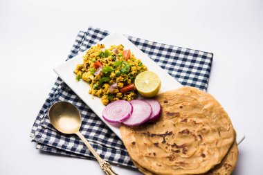 Paneer Bhurji, hafif pütürlü kapış baharatlı ve roti veya laccha paratha, seçici odak ile hizmet