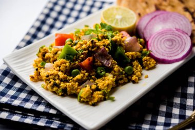 Paneer Bhurji, hafif pütürlü kapış baharatlı ve roti veya laccha paratha, seçici odak ile hizmet