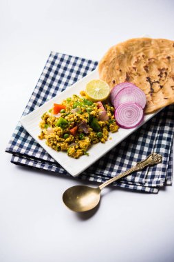 Paneer Bhurji, hafif pütürlü kapış baharatlı ve roti veya laccha paratha, seçici odak ile hizmet