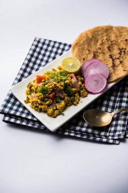 Paneer Bhurji, hafif pütürlü kapış baharatlı ve roti veya laccha paratha, seçici odak ile hizmet