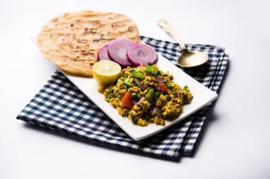 Paneer Bhurji, hafif pütürlü kapış baharatlı ve roti veya laccha paratha, seçici odak ile hizmet