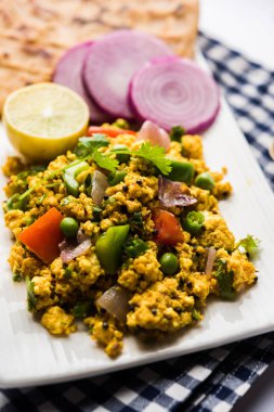 Paneer Bhurji, hafif pütürlü kapış baharatlı ve roti veya laccha paratha, seçici odak ile hizmet