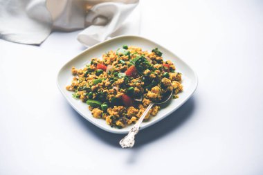 Paneer Bhurji, hafif pütürlü kapış baharatlı ve roti veya laccha paratha, seçici odak ile hizmet