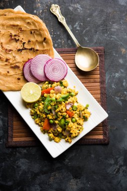 Paneer Bhurji, hafif pütürlü kapış baharatlı ve roti veya laccha paratha, seçici odak ile hizmet